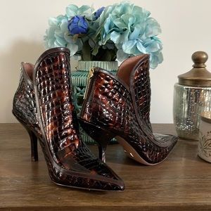 Gorgeous Louise et Cie bootie in size 11m. In excellent condition.